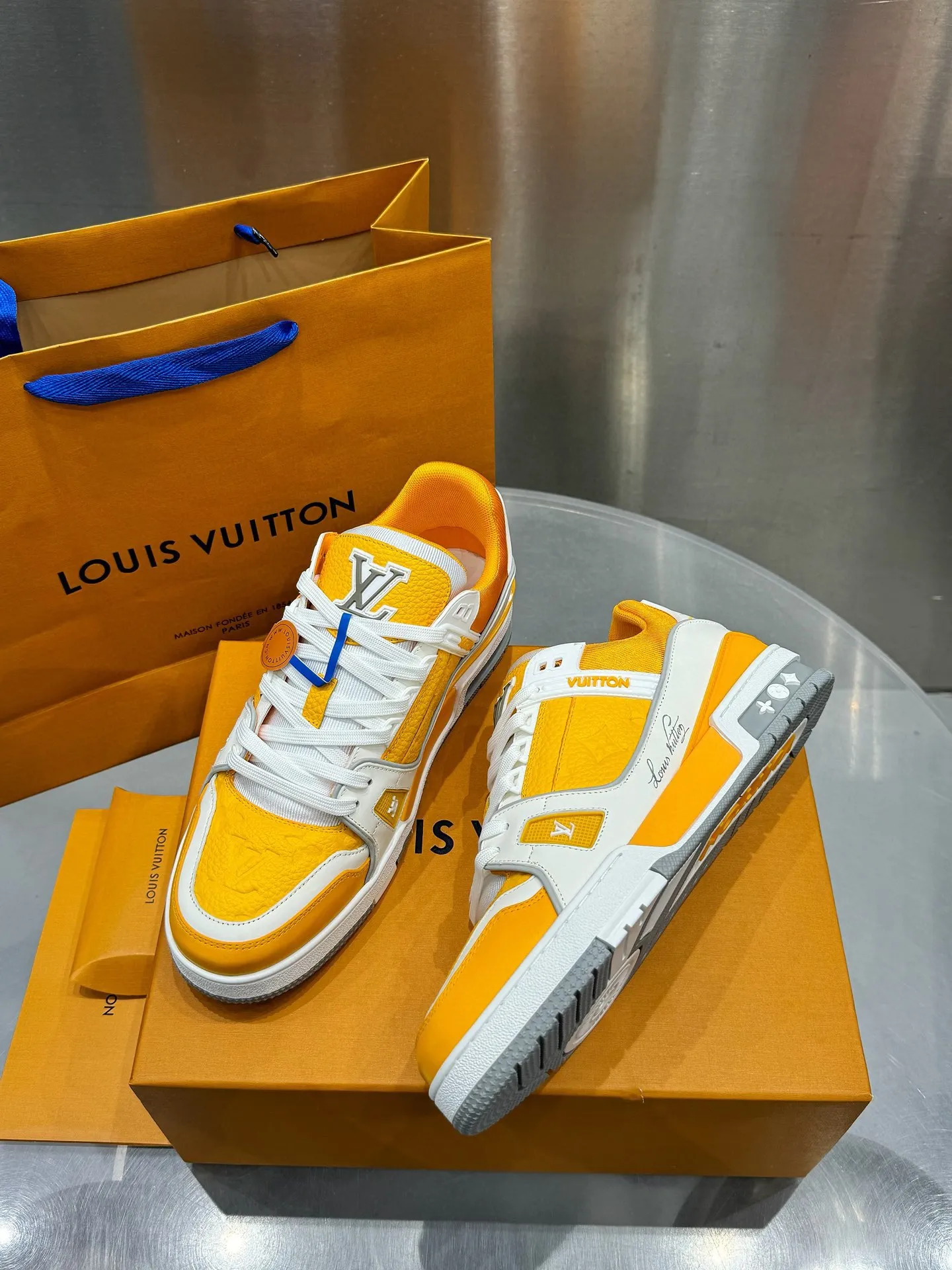 👟👟Ex-factory price 740👟👟 LOUIS VUITTON - the best-looking sneakers by Virgin Abloh, Lv Brand strongly recommends new products, official website limited edition retro basketball sneakers! Both high-top and low-top models spent money to purchase the original 1:1 accurate replica, the details are invincible, full of sincerity, imported custom-made original cowhide, the original package method is the same, the details are 100% restored, the private model customizes the original one-piece TPU outsole, which is different from other brands, without the original version, this effect cannot be achieved! LV’s best-looking couple shoes in the past, don’t miss it! Size: 35-45